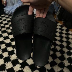 GUCCI SLIDES.